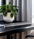 	 窗边办公桌旁的笔记本电脑802#横屏 