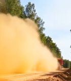 森林中红色卡车行驶扬起尘土14872#横屏 