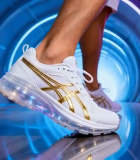 穿运动鞋行走于科技感通道11216#横屏 