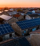 村庄屋顶太阳能板日落景象1669#横屏 