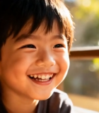 窗边微笑的小男孩(2)14643#横屏 