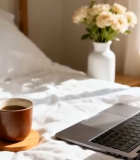 床上笔记本电脑与咖啡场景10932#横屏 