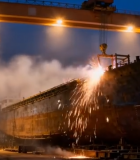 	 船厂龙门吊下的船只焊接场景4556#横屏 