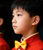 穿红制服的儿童并排站立113#横屏 