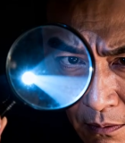 	 穿西装男子手持放大镜观察11763#横屏 