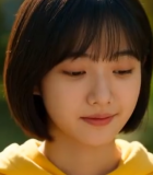 穿黄色卫衣女孩户外微笑镜头7012#横屏 