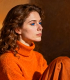 穿橙色毛衣女性侧面肖像5840#横屏 