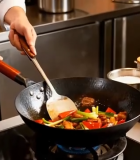 厨师在厨房用铁锅炒菜886#横屏 