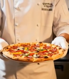 厨师手持展示美味披萨5742#横屏 