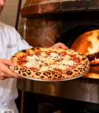 厨师手持出炉披萨5086#横屏 