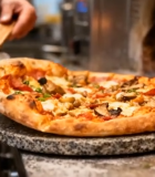 厨师操作取出烤好的披萨3788#横屏 