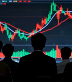 人群观看股票行情数据画面7962#横屏 