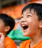 球场中欢呼的小学生1390#横屏 