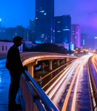 城市夜景中桥上人物与车流素材614#横屏 