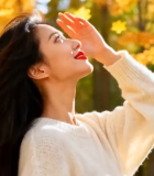 秋日树林中女子抬手赏景7666#横屏 