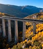 秋日山间高架桥列车行驶景象14172#横屏 