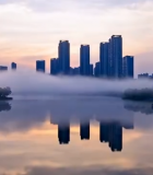 城市日出时湖面与高楼景观1427#横屏 