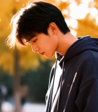 秋日公园中男子低头画面8479#横屏 