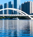 城市河流上的拱形桥梁景观8350#横屏 