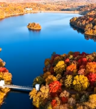秋季森林湖泊鸟瞰全景5260#横屏 