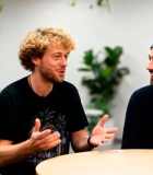 三人室内交谈素材7156#横屏 