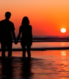 情侣海边牵手漫步日落时分4602#横屏 