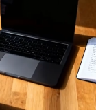 桌上笔记本电脑与咖啡书籍场景2605#横屏 