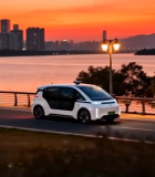 	 城市道路傍晚行驶的新能源汽车6012#横屏 