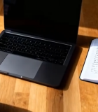 桌上笔记本电脑与咖啡书籍场景2605#横屏 