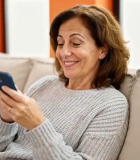 中老年女性沙发上玩手机787#横屏 