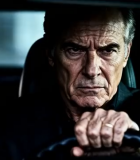 车内老年男性手握方向盘6951#横屏 