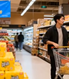 超市内顾客推着购物车购物12436#横屏 