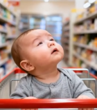 超市中婴儿坐购物车抬头看商品4049#横屏 