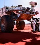 宇航员在火星操作探测车2056#横屏 