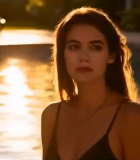 泳池中长发女子沐浴阳光1645#横屏 