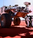 宇航员在火星操作探测车2056#横屏 