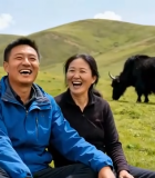 草原上男女对坐欢笑3929#横屏 