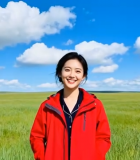 草原上微笑的红衣女子11686#横屏 