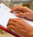 医生手持病历夹查看记录1409#横屏 