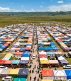 草原上彩色帐篷人群俯瞰5308#横屏 