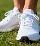 草地上穿着白运动鞋的双脚10638#横屏 