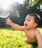 草地上婴儿伸手抓泡泡6267#横屏 