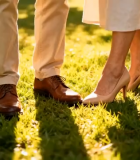 草地中男女双脚特写7995#横屏 