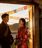 藏装男女门前对视14751#横屏 