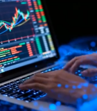 	 操作笔记本查看股票行情画面12447#横屏 