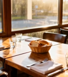 餐厅内摆放整齐的餐桌9300#横屏 