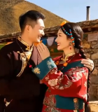 藏区男女身着民族服饰合影588#横屏 