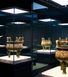 	 博物馆内青铜鼎文物展示(1)11303#横屏 