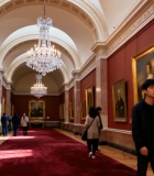 博物馆内游客参观艺术画作14576#横屏 