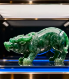 	 玻璃展柜中的翡翠玉雕虎9673#横屏 